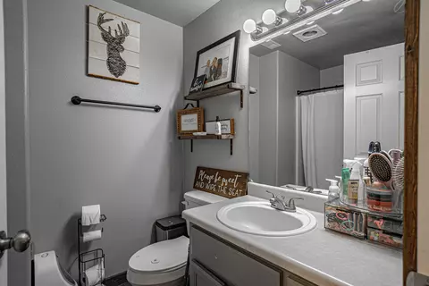 Bath - 302 Candis Dr, Eagle Point, OR 97524 photo 2 of 2