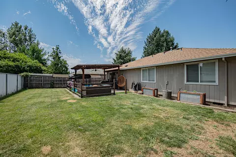 Exterior - 302 Candis Dr, Eagle Point, OR 97524 photo 4 of 4