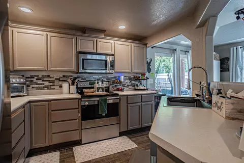 Kitchen - 302 Candis Dr, Eagle Point, OR 97524 photo 1 of 2
