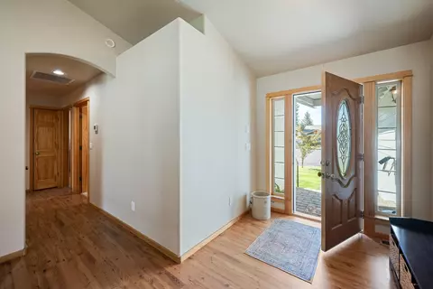 Entry Way - 16676 Mcclintock Pl, La Pine, OR 97739 photo 2 of 3