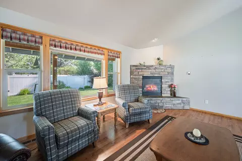 Living - 16676 Mcclintock Pl, La Pine, OR 97739 photo 2 of 3