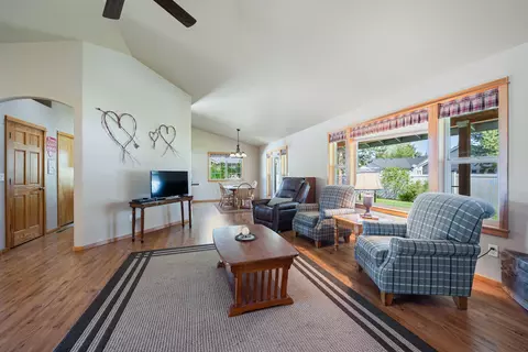 Living - 16676 Mcclintock Pl, La Pine, OR 97739 photo 3 of 3