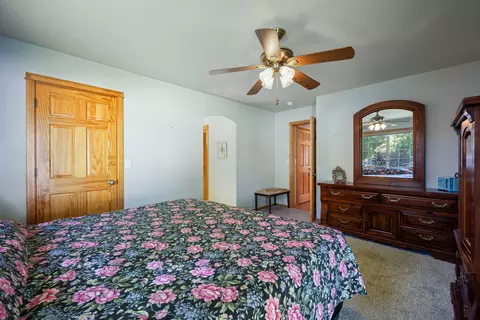 Bedroom - 16676 Mcclintock Pl, La Pine, OR 97739 photo 7 of 7