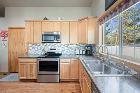 Kitchen - 16676 Mcclintock Pl, La Pine, OR 97739 photo 1 of 2