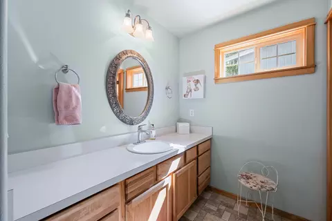 Bath - 16676 Mcclintock Pl, La Pine, OR 97739 photo 2 of 3