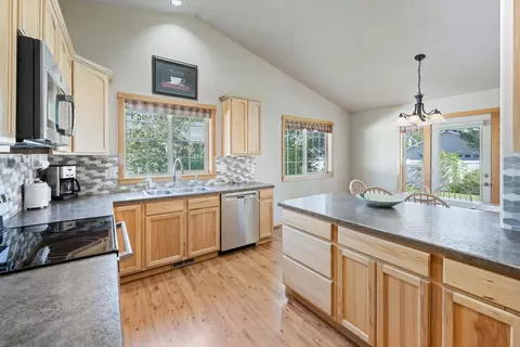 Kitchen - 16676 Mcclintock Pl, La Pine, OR 97739 photo 2 of 2