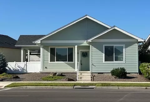 1521 N Haskell St, Central Point, OR 97502