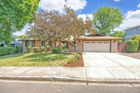 2728 Hawaiian Ave, Medford, OR 97504