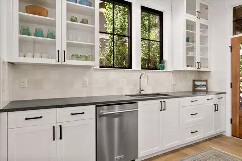 Kitchen - 1181 NW Singleton Pl, Bend, OR 97703 photo 5 of 6