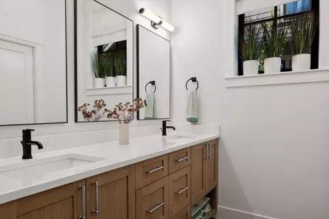 Bath - 1181 NW Singleton Pl, Bend, OR 97703 photo 2 of 5