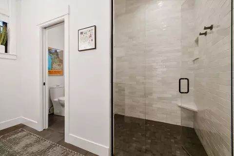 Bath - 1181 NW Singleton Pl, Bend, OR 97703 photo 4 of 5