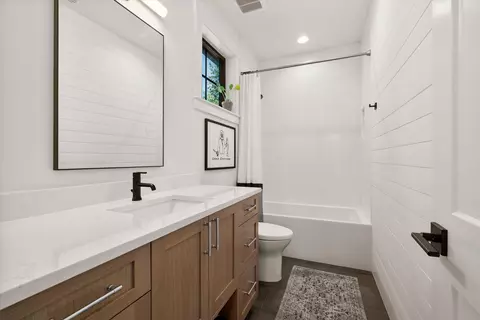 Bath - 1181 NW Singleton Pl, Bend, OR 97703 photo 5 of 5