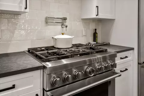 Kitchen - 1181 NW Singleton Pl, Bend, OR 97703 photo 4 of 6