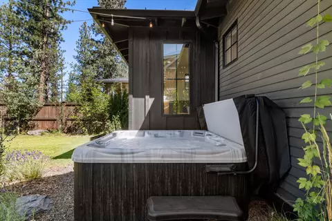Exterior - 1181 NW Singleton Pl, Bend, OR 97703 photo 10 of 18