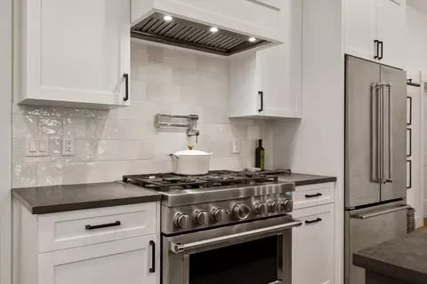 Kitchen - 1181 NW Singleton Pl, Bend, OR 97703 photo 3 of 6