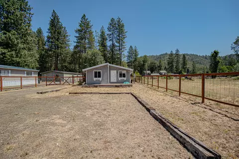 60 Erickson Ave, Shady Cove, OR 97539