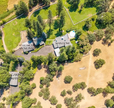3157 Old Stage Rd, Central Point, OR 97502