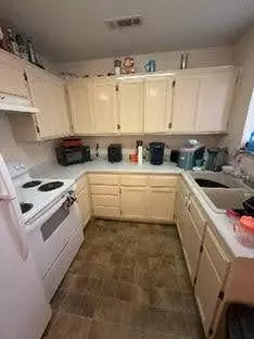 Kitchen - 38 Lewis Ave, Medford, OR 97501 photo 3 of 4