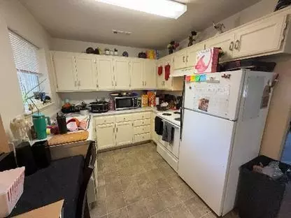 Kitchen - 38 Lewis Ave, Medford, OR 97501 photo 2 of 4