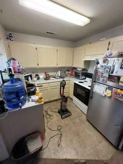 Kitchen - 38 Lewis Ave, Medford, OR 97501 photo 4 of 4