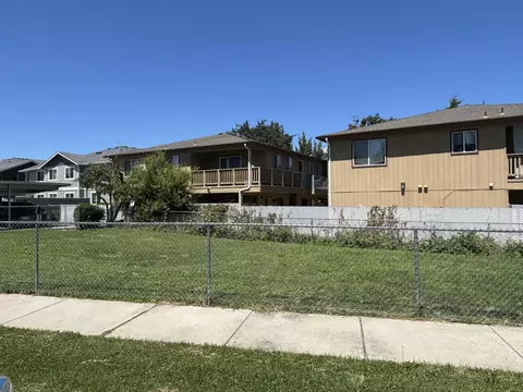 Exterior - 38 Lewis Ave, Medford, OR 97501 photo 4 of 7