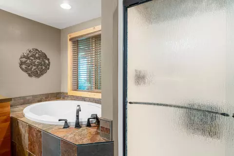 Bath - 56514 Eclipse Dr, Bend, OR 97707 photo 2 of 4