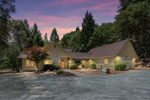 780 Pinecrest Dr, Grants Pass, OR 97526