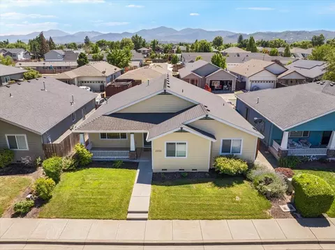 2355 Kamerin Ln, Medford, OR 97501