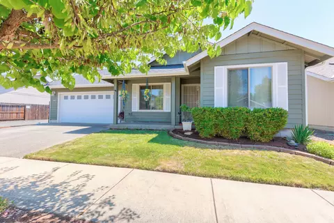 367 SW Wagner Meadows Dr, Grants Pass, OR 97526