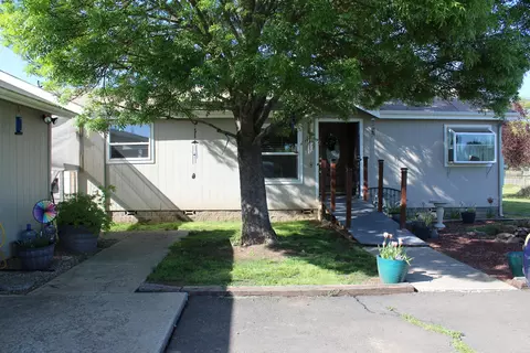 12877 Perry Rd, Central Point, OR 97502 photo 1