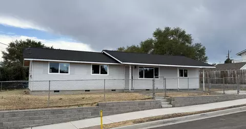 213 SW H St, Madras, OR 97741