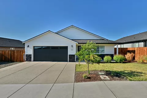 700 Nottingham Ter, Eagle Point, OR 97524