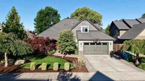 52 Pineridge Ln, Eagle Point, OR 97524