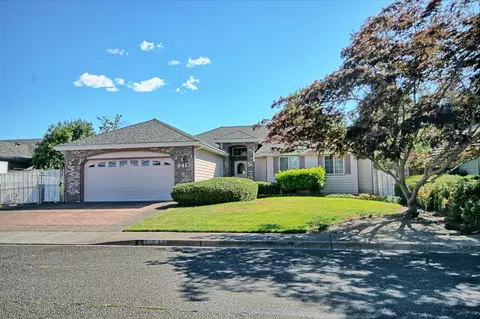 841 Brandon St, Central Point, OR 97502