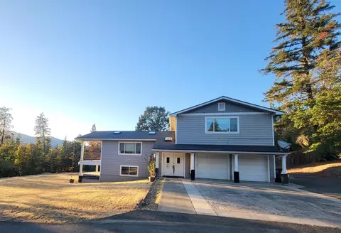 484 Shadow Hills Dr, Grants Pass, OR 97526