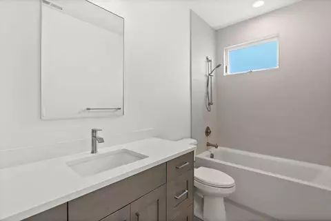 Bath - 61309 Howe Way, Bend, OR 97702 photo 3 of 3