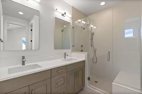 Bath - 61309 Howe Way, Bend, OR 97702 photo 2 of 3