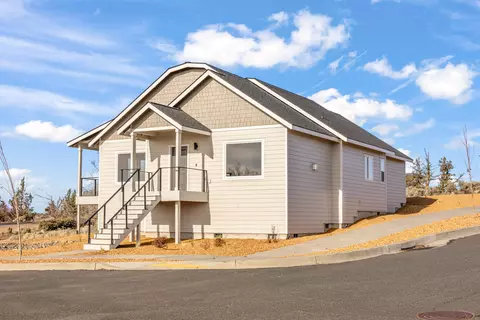 1050 SE Clover Ln, Madras, OR 97741