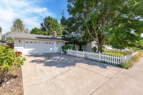 467 Bowmont Cir, Medford, OR 97504
