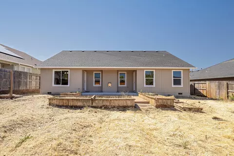 Exterior - 624 Sheffield Dr, Eagle Point, OR 97524 photo 2 of 6