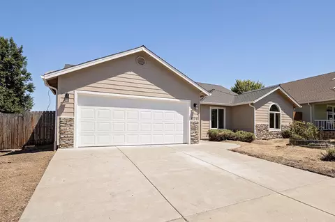 Exterior - 624 Sheffield Dr, Eagle Point, OR 97524 photo 6 of 6