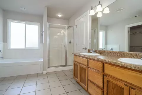 Bath - 624 Sheffield Dr, Eagle Point, OR 97524 photo 1 of 2