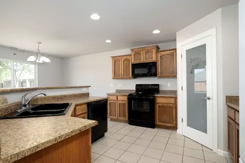 Kitchen - 624 Sheffield Dr, Eagle Point, OR 97524 photo 2 of 2