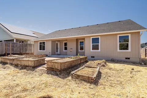 Exterior - 624 Sheffield Dr, Eagle Point, OR 97524 photo 4 of 6