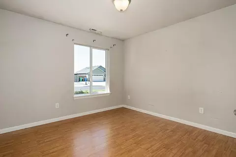 Bedroom - 624 Sheffield Dr, Eagle Point, OR 97524 photo 2 of 3
