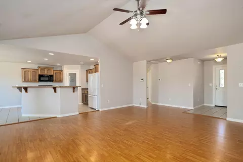 Living - 624 Sheffield Dr, Eagle Point, OR 97524 photo 2 of 3