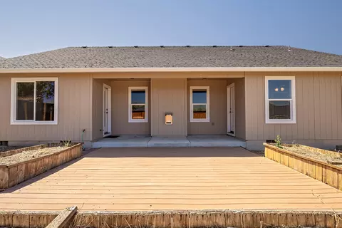Exterior - 624 Sheffield Dr, Eagle Point, OR 97524 photo 5 of 6