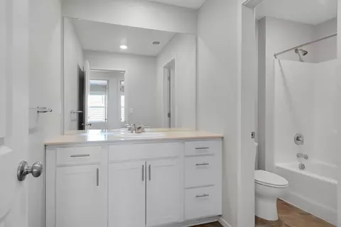 Bath - 3829 Pointer Dr, Klamath Falls, OR 97603 photo 2 of 3