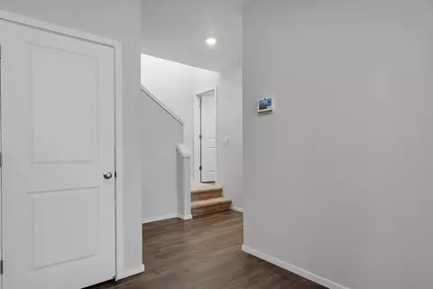 Entry Way - 3829 Pointer Dr, Klamath Falls, OR 97603 photo 4 of 7