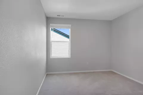 Bedroom - 3829 Pointer Dr, Klamath Falls, OR 97603 photo 3 of 8